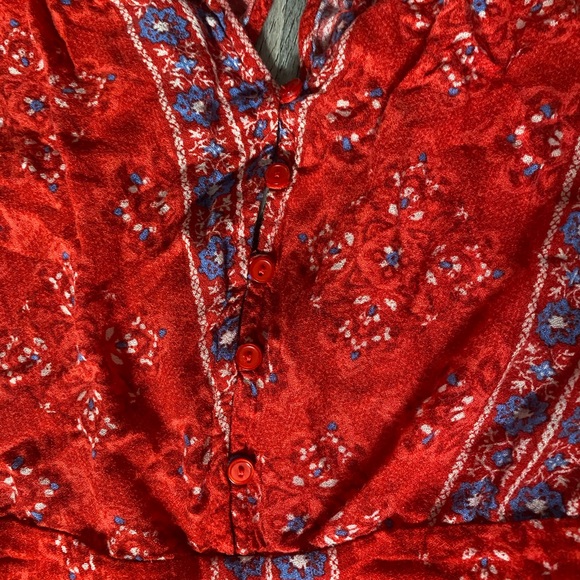 Boho red floral romper with Zipper in the back, has pockets! Size Large - Picture 6 of 6